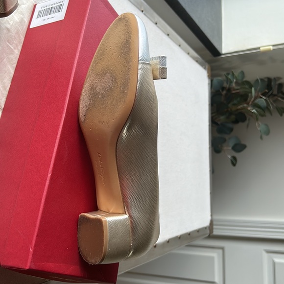 Ferragamo Vara bow pump in metallic platinum and gold leather looks like a dream - Picture 8 of 16